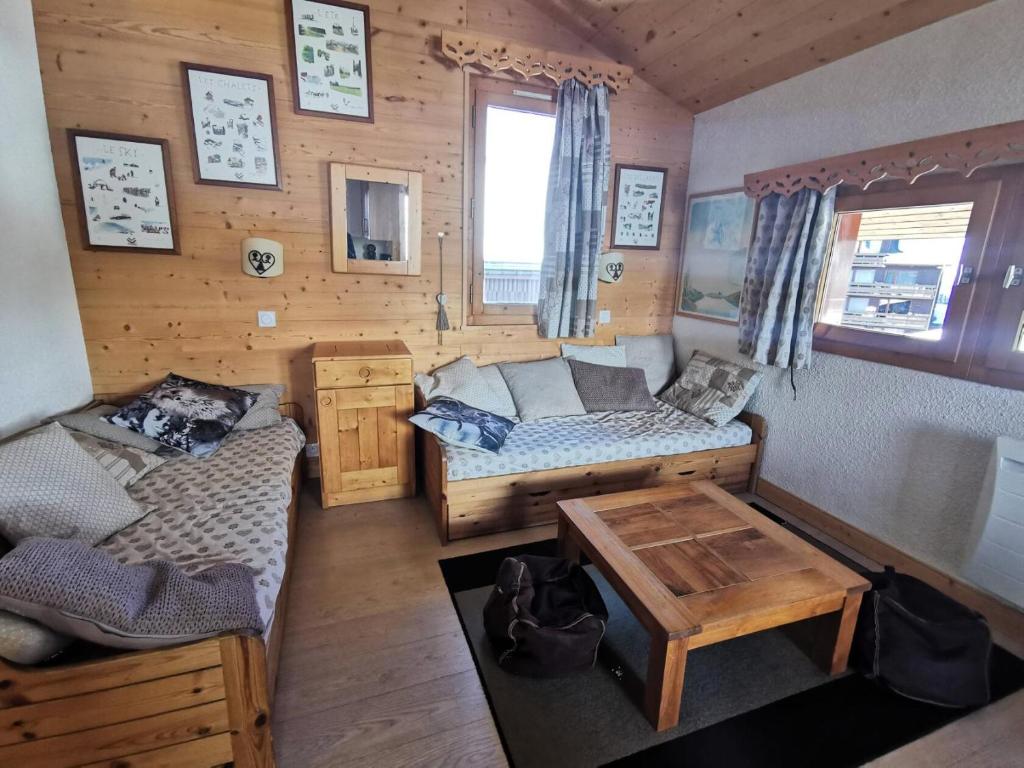 une petite chambre avec deux lits et une table dans l'établissement Résidence Arpasson - ARPASSON 80 MAE-4161, à Les Allues