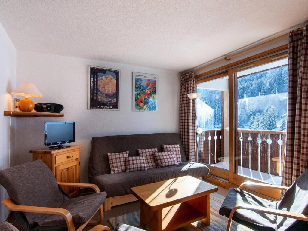 un salon avec un canapé et une télévision dans l'établissement Résidence Olympie I - OLYMPIE 1 11 MAE-4211, à Les Allues