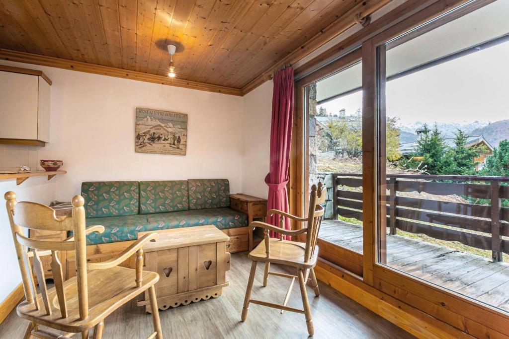 un salon avec un canapé et deux chaises dans l'établissement Résidence Moraine - MORAINE 02 MAE-4321, à Les Allues