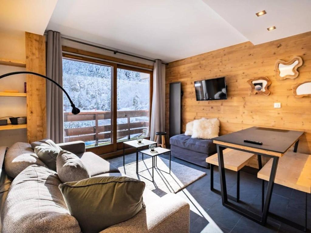 un salon avec un canapé et une table dans l'établissement Résidence Plan Du Lac - PLAN DU LAC 112 MAE-4371, à Les Allues