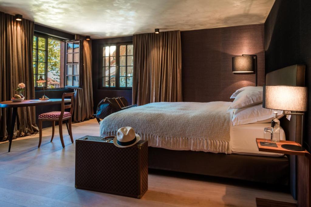 Postel nebo postele na pokoji v ubytování Hotel Krone Regensberg
