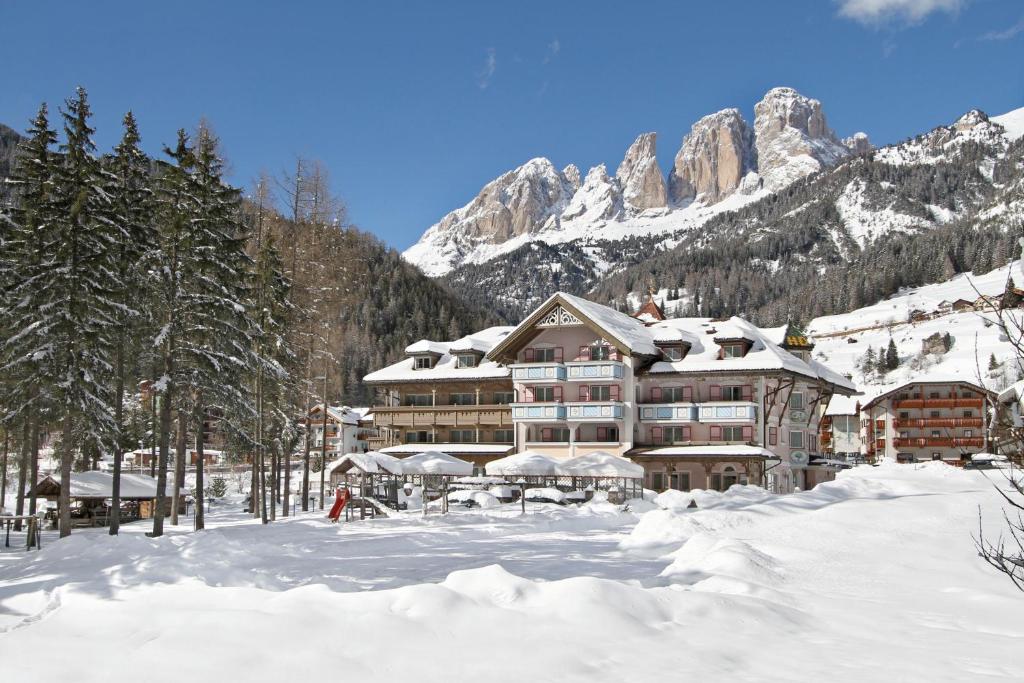 un rifugio da sci in montagna con neve sul terreno di Hotel Diamant Park a Campitello di Fassa