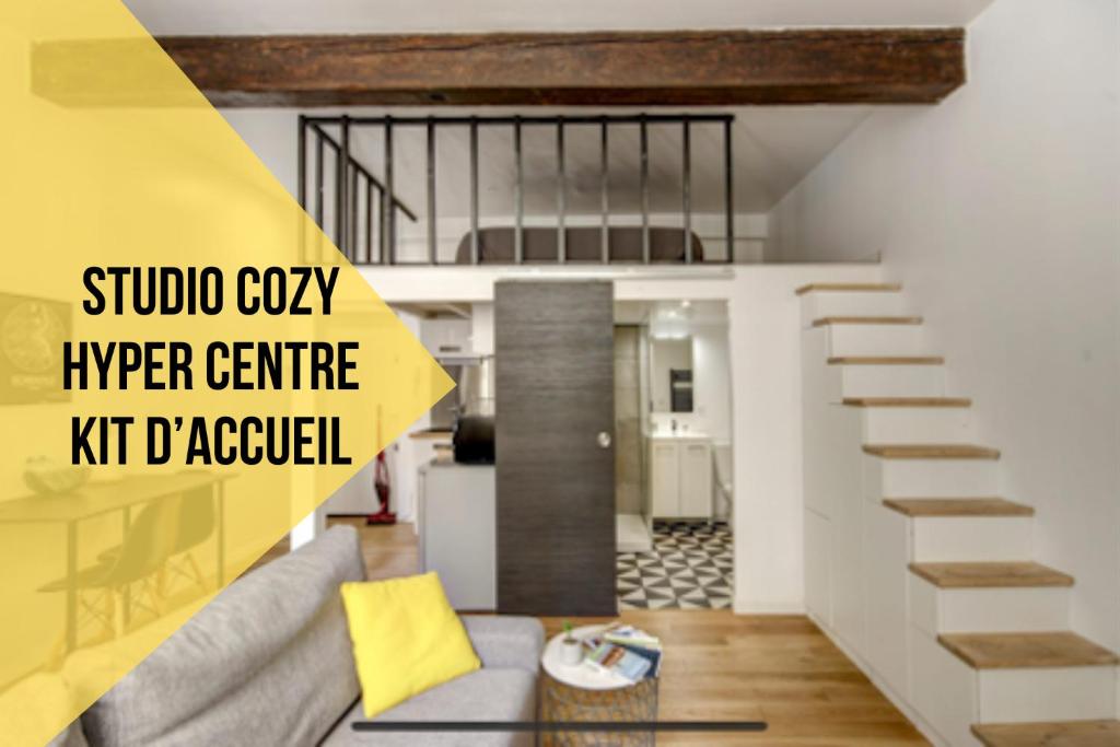 un salon avec un canapé et un escalier dans l'établissement Charmant Studio Loft au Cœur de Bordeaux, à Bordeaux