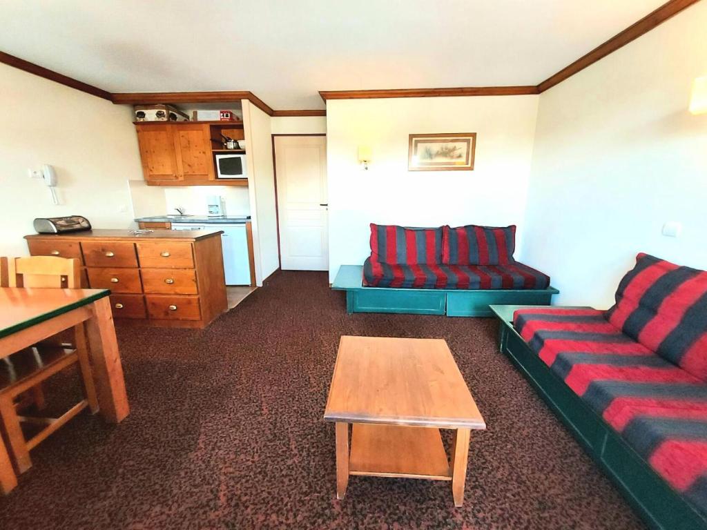 un salon avec un canapé et une table dans l'établissement Résidence Le Mont Soleil A - Résidence MONT SOLEIL A N°A202 MAE-4821, à La Plagne Tarentaise