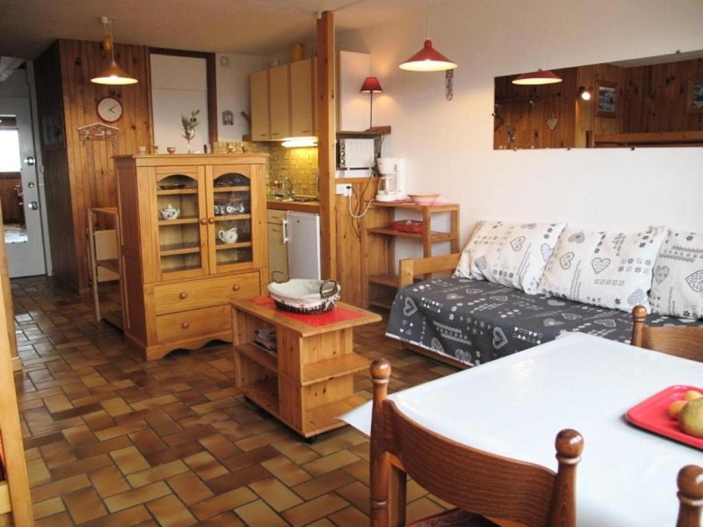 un salon avec un canapé et une table dans l'établissement Résidence Le Vercors - Résidence LE VERCORS N°111 MAE-4891, à La Plagne Tarentaise