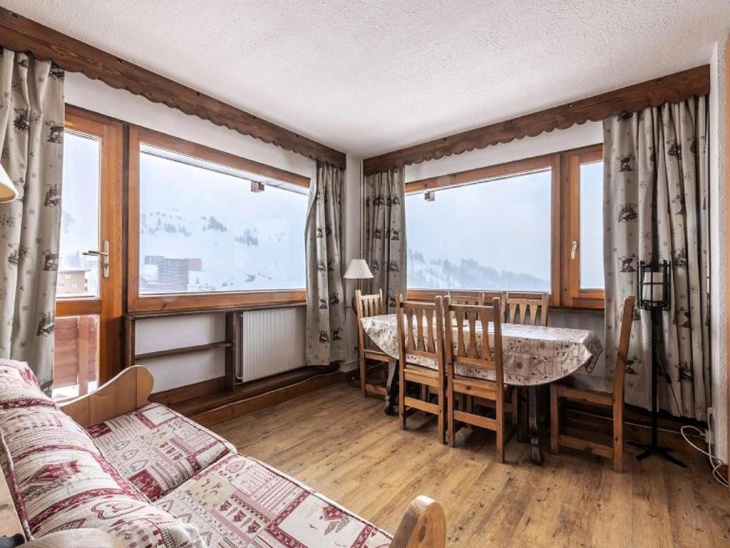 une pièce avec une table, des chaises et des fenêtres dans l'établissement Résidence La Meije - Résidence LA MEIJE N°51 MAE-4921, à La Plagne Tarentaise