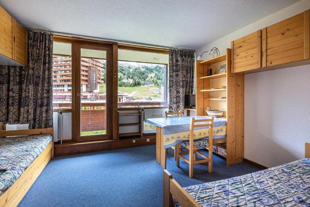 - une chambre avec un bureau, une table et une fenêtre dans l'établissement Résidence Le Vercors - Résidence LE VERCORS N°108 MAE-5091, à La Plagne Tarentaise