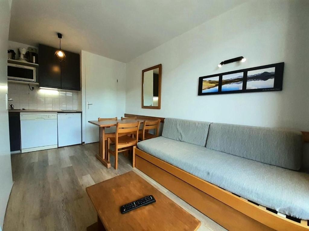 un salon avec un canapé et une table dans l'établissement Résidence Les Drus - Résidence LES DRUS N°119 MAE-5191, à La Plagne Tarentaise