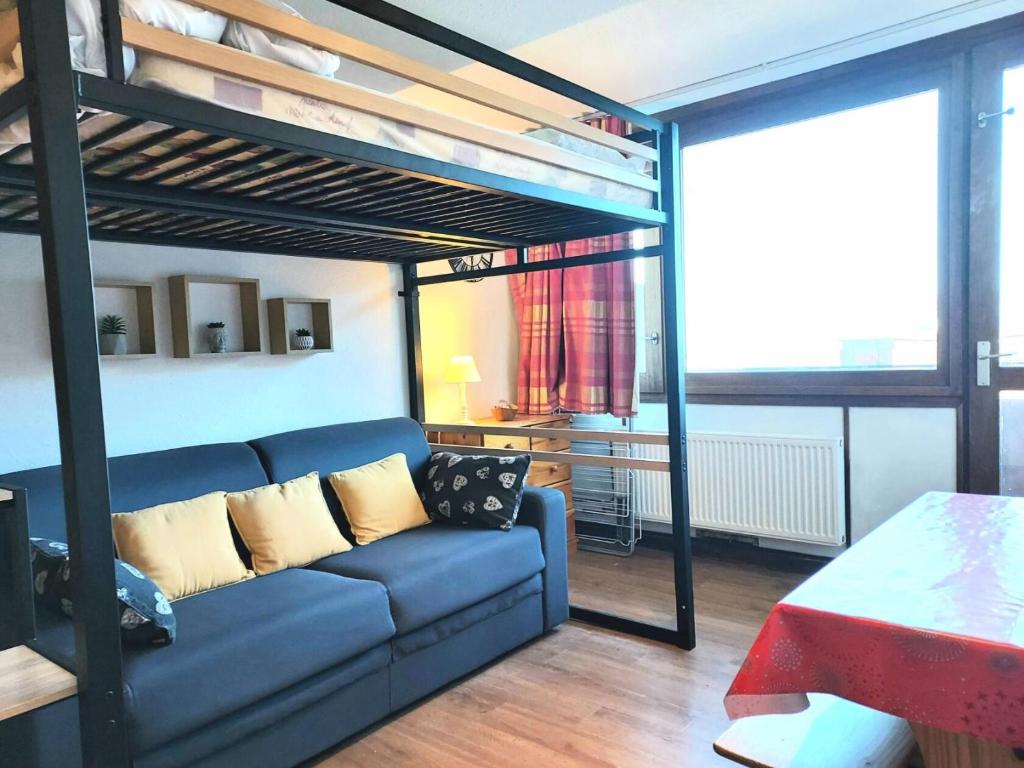 - un salon avec un canapé bleu et une mezzanine dans l'établissement Résidence Le France - Résidence LE FRANCE N°114 MAE-5261, à La Plagne Tarentaise