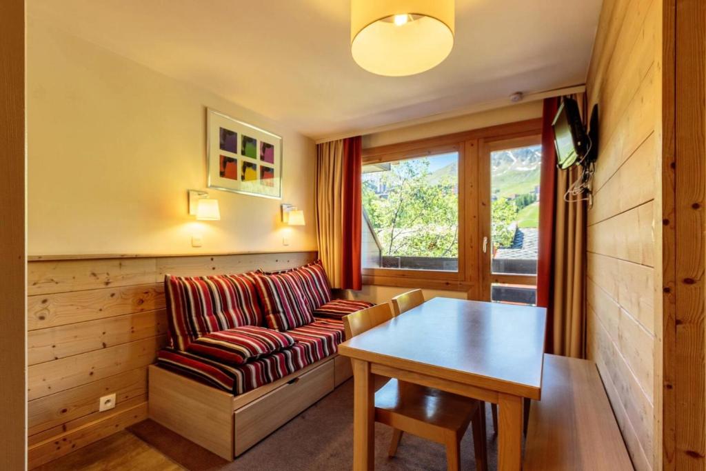 un salon avec un canapé et une table dans l'établissement Résidence Sainbois - Résidence SAINBOIS N°233 MAE-5411, à La Plagne Tarentaise