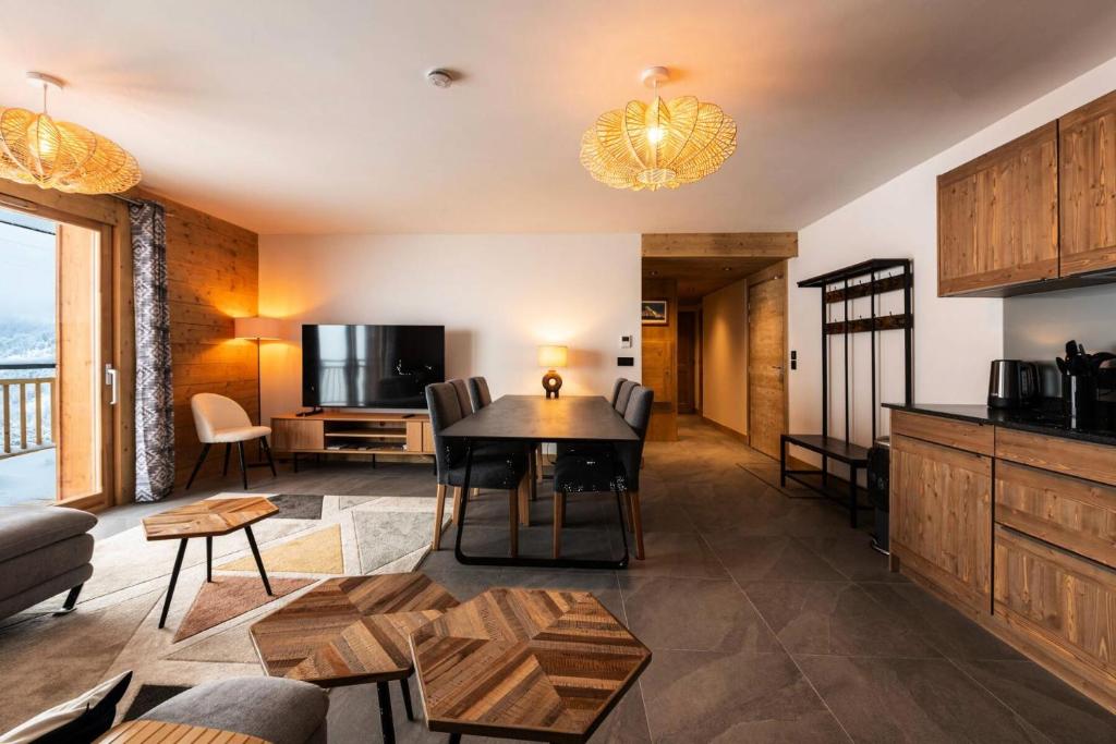 un salon avec une table et une cuisine dans l'établissement Résidence Manaka - Résidence LE MANAKA C06 MAE-5561, à La Plagne Tarentaise