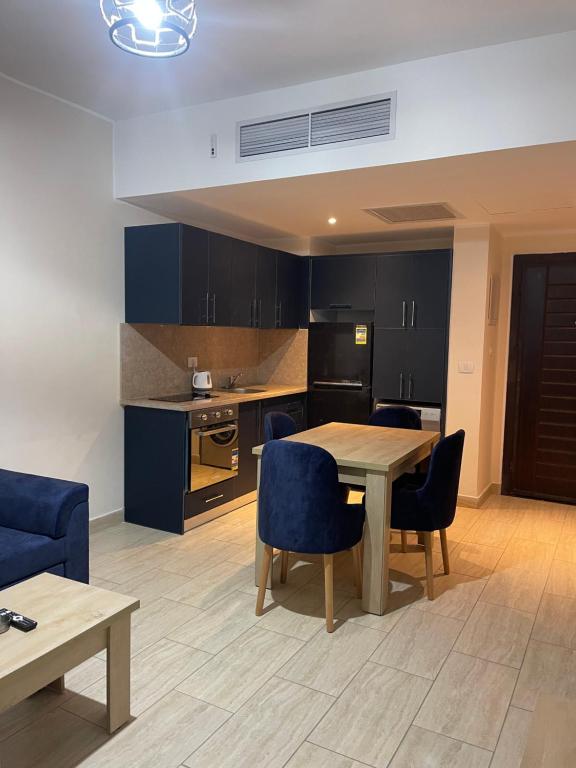 A kitchen or kitchenette at AlDau Heights Apartments