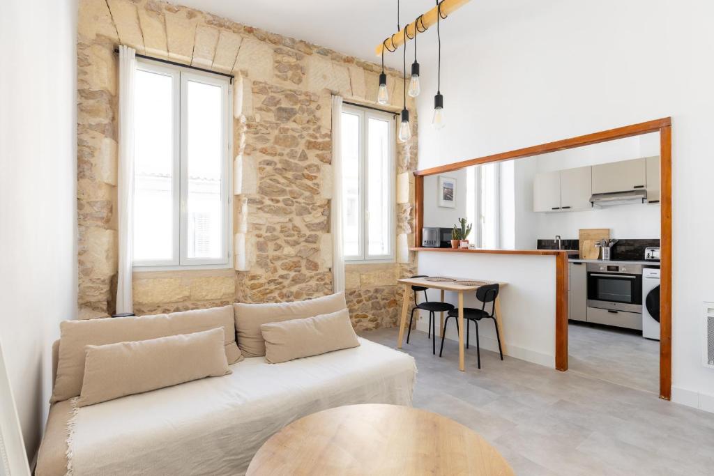 un salon avec un canapé et une table dans l'établissement Charming apartment for 2 people, à Marseille