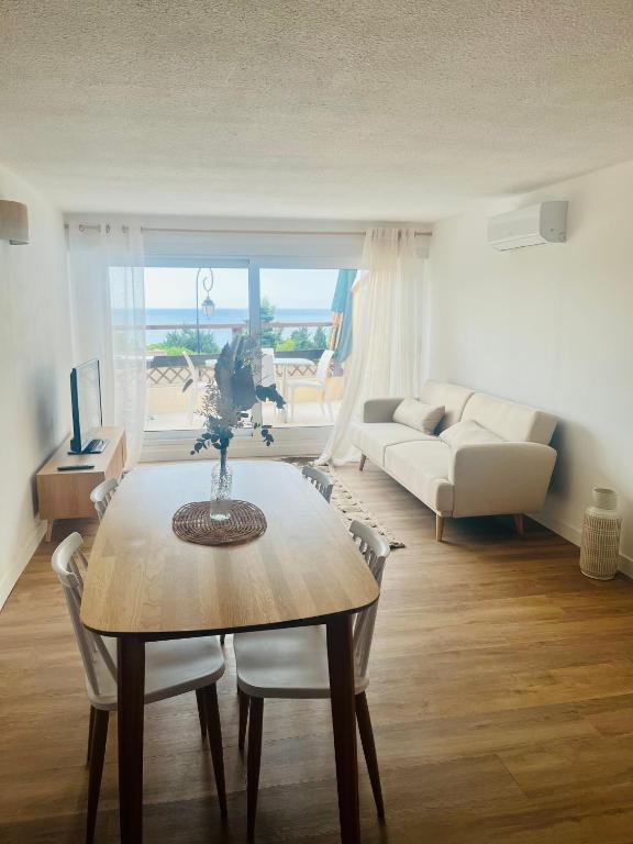 un salon avec une table et un canapé dans l'établissement L anse des Imperiales II, à Collioure