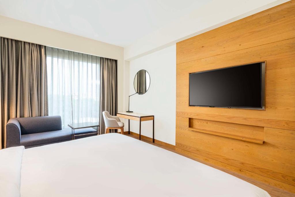 TV a/nebo společenská místnost v ubytování Radisson Hotel Vrindavan