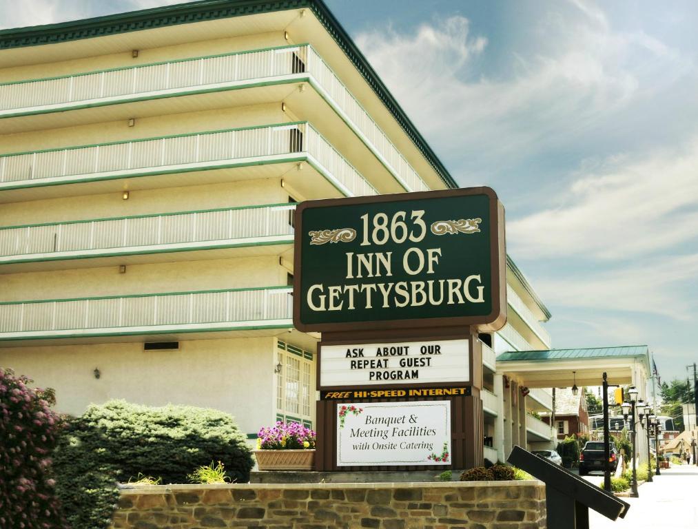 una señal frente a un edificio con una posada de orientación en 1863 Inn of Gettysburg, en Gettysburg