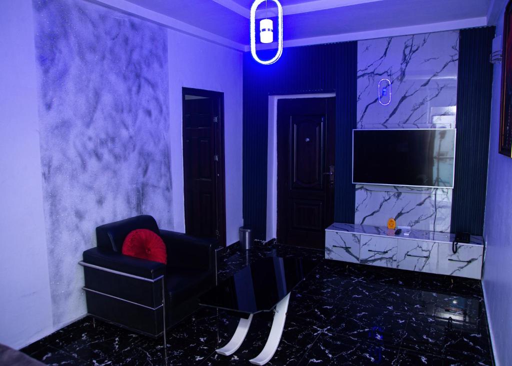 TV a/nebo společenská místnost v ubytování Skyrock Hotels Ikeja