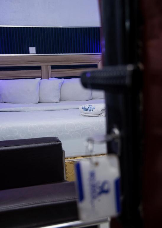 Postel nebo postele na pokoji v ubytování Skyrock Hotels Ikeja