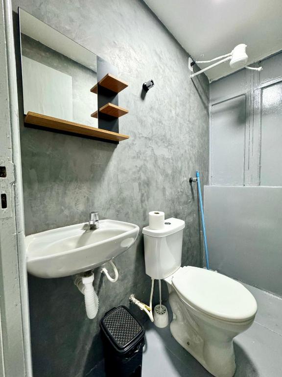 a bathroom with a white toilet and a sink at Apartamento Asa Norte com Varanda in Brasilia