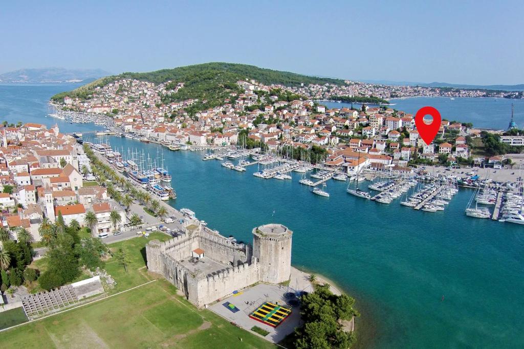 Apartments by the sea Trogir - 21995