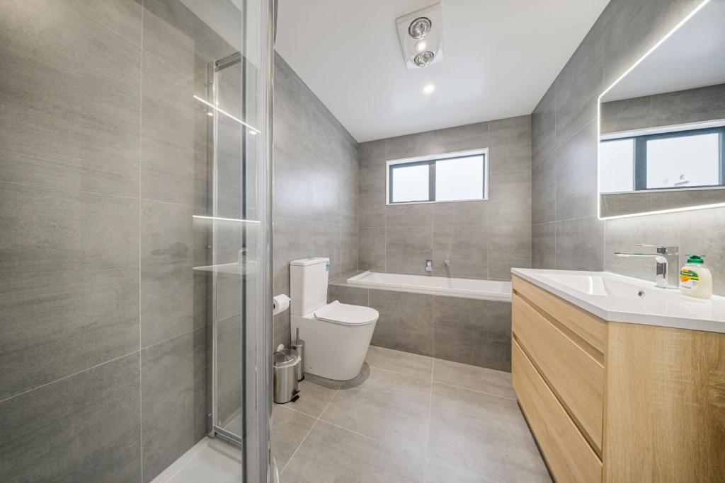 West Harbour Modern 4-Bedroom Retreat - Resim 30