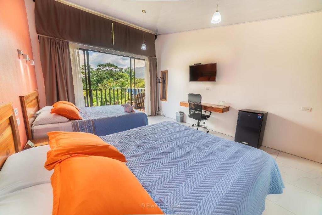 Postel nebo postele na pokoji v ubytování Hotel Secreto La Fortuna