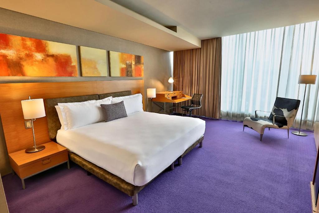 Una cama o camas en una habitación de Camino Real Santa Fe