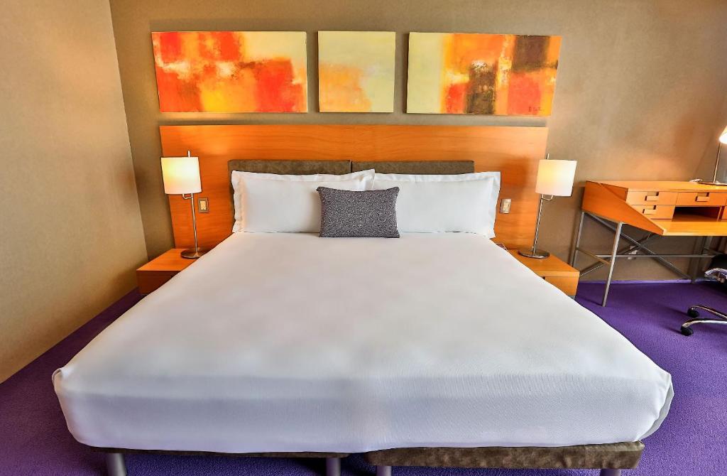 Una cama o camas en una habitación de Camino Real Santa Fe