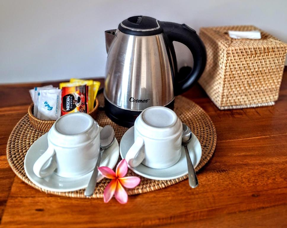 Příslušenství pro přípravu čaje a kávy v ubytování Ubud Gata Guest House