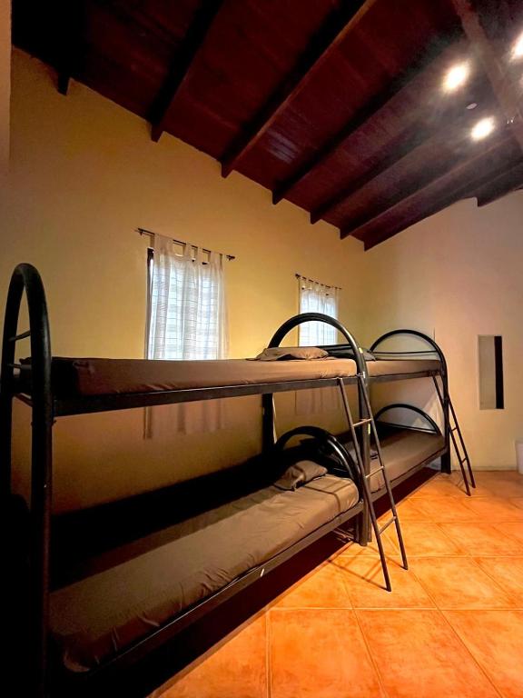 Postel nebo postele na pokoji v ubytování Tamarindo Backpackers