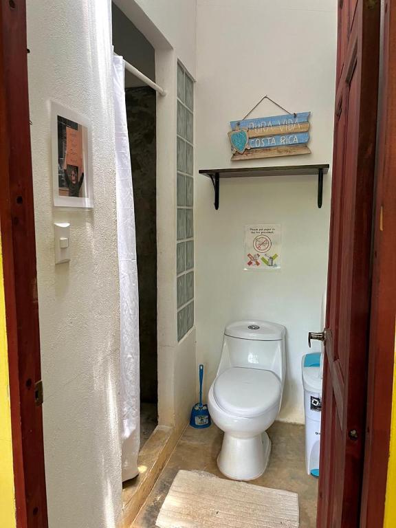 Koupelna v ubytování Tamarindo Backpackers