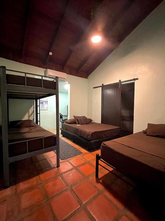 Postel nebo postele na pokoji v ubytování Tamarindo Backpackers