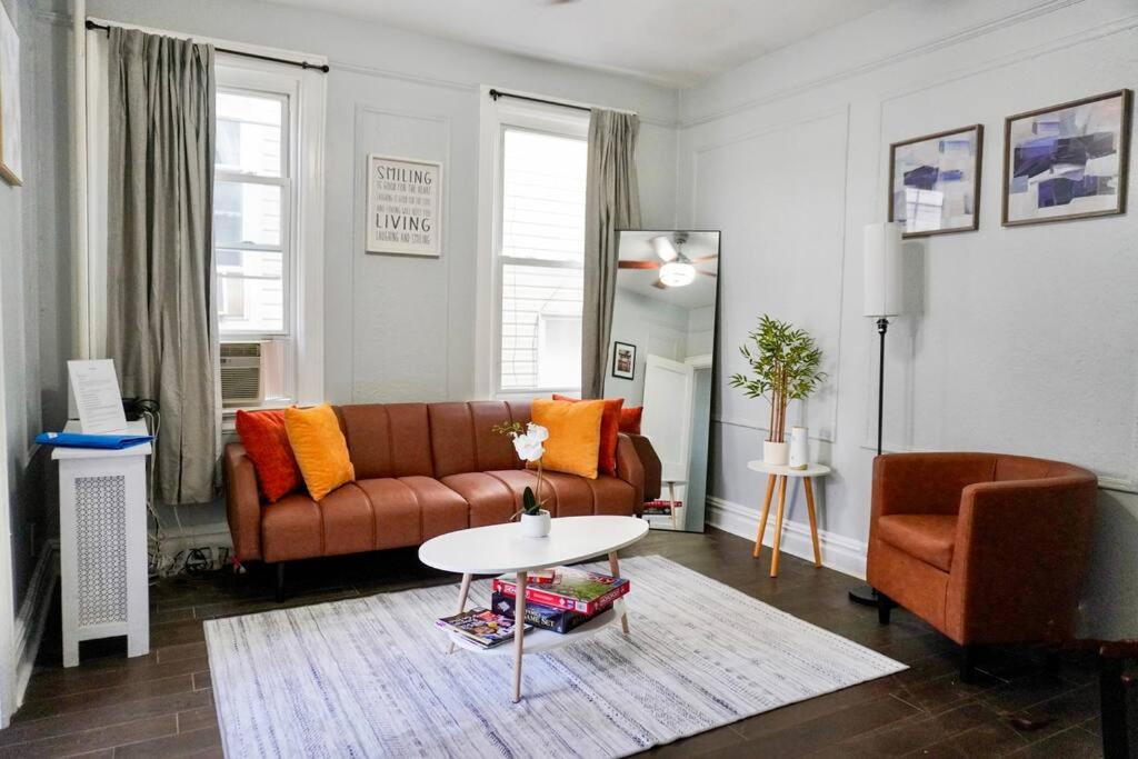 泽西市"Top Location, Cozy Stay in The Heights!"的带沙发和桌子的客厅