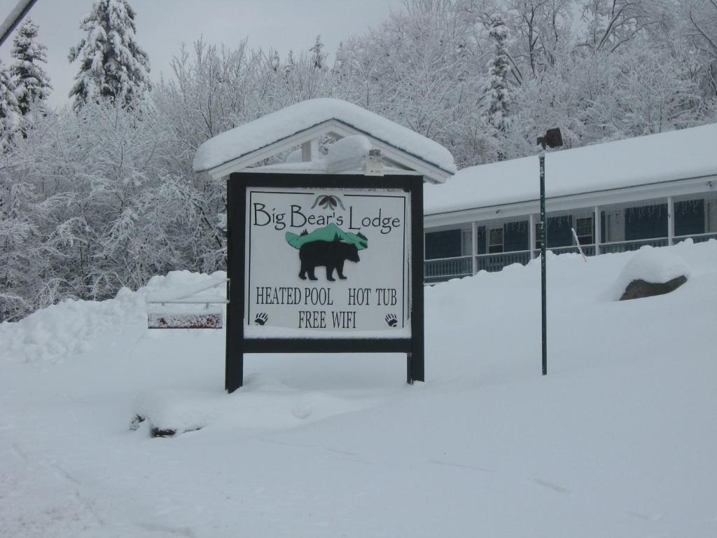 um sinal para um alojamento de ursos na neve em Big Bears Lodge em West Dover