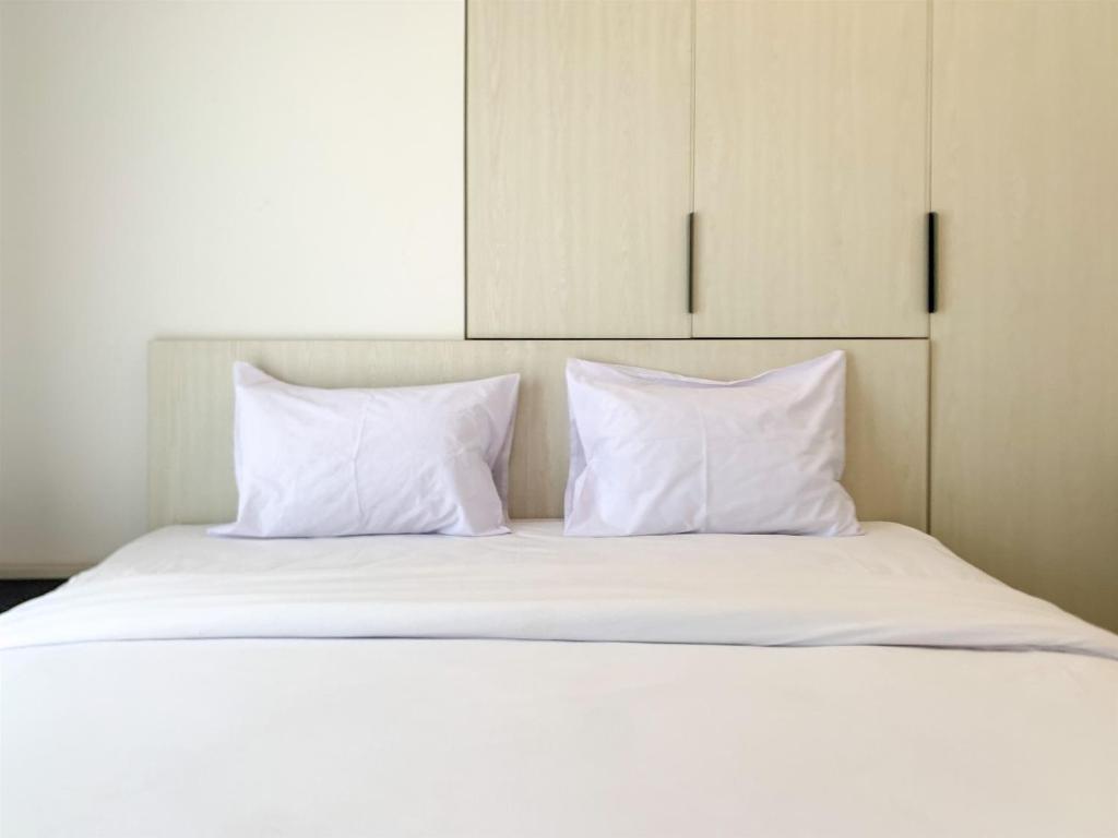 Кровать или кровати в номере Comfort Strategic 2BR Apartment at Tokyo Riverside PIK 2 By Travelio