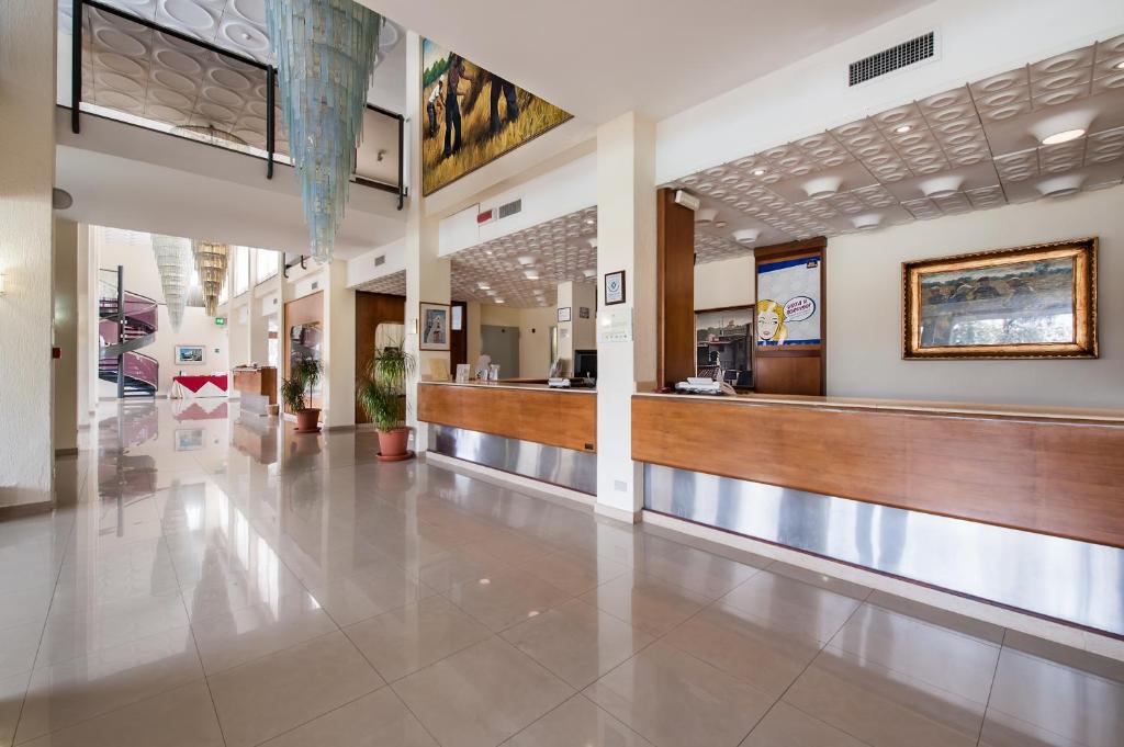 een lobby van een ziekenhuis met een wachtkamer bij Hotel HR in Modugno