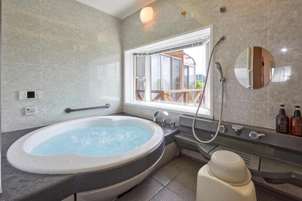 Koupelna v ubytování 一棟貸し別荘 mitt house inn