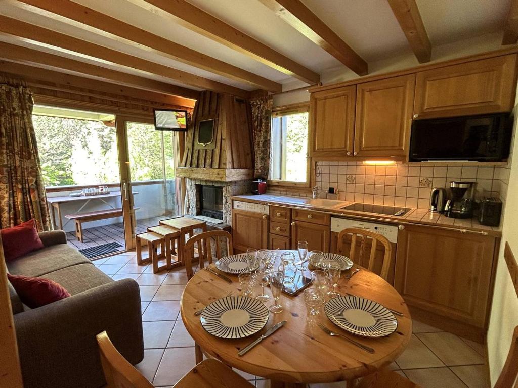 une cuisine avec une table en bois et des plaques de cuisson. dans l'établissement Appartement moderne 4 pers. à Méribel avec cuisine équipée, TV et balcon - FR-1-355-264, à Les Allues
