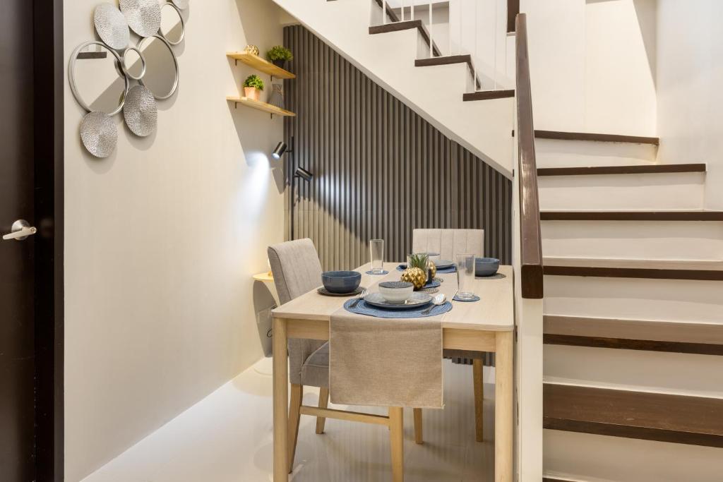 MandurriaoにあるAesthetic 2Bedroom loftのダイニングルーム(テーブル、椅子付)、