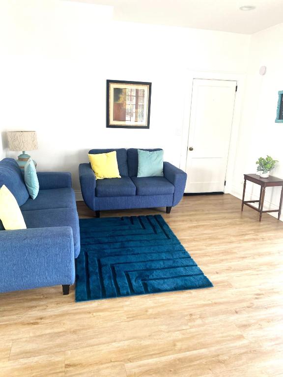 Χώρος καθιστικού στο Downtown Retreat - 2BR Oasis