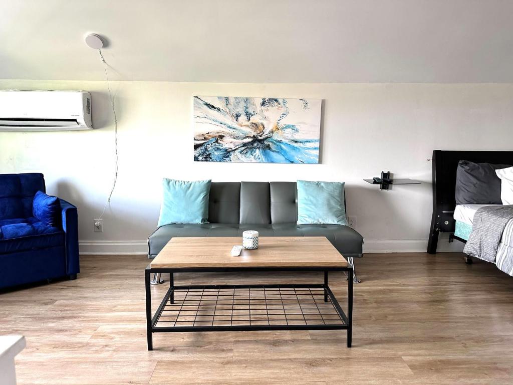 a living room with a couch and a coffee table at Cozy Studio Loft Near Downtown in Columbus