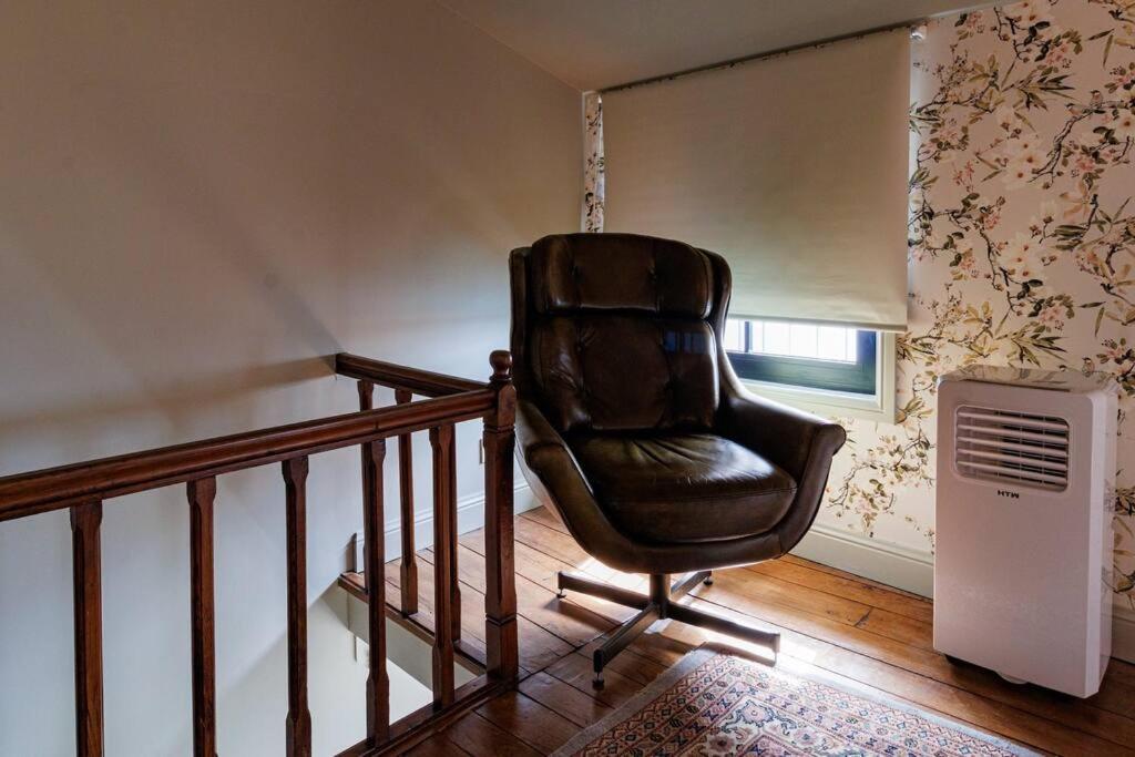 Posezení v ubytování Townhouse Seia - Comfort and style in the historic heart of Seia