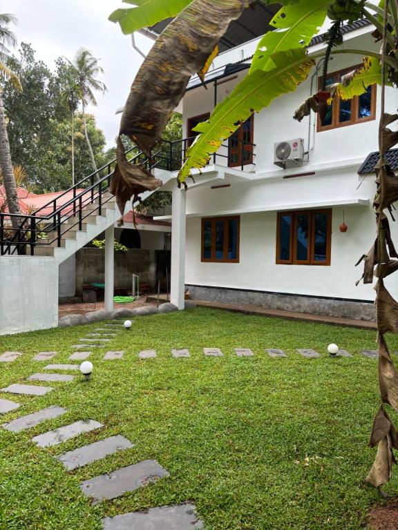 a view of the house from the garden at Villa Lemon in Varkala