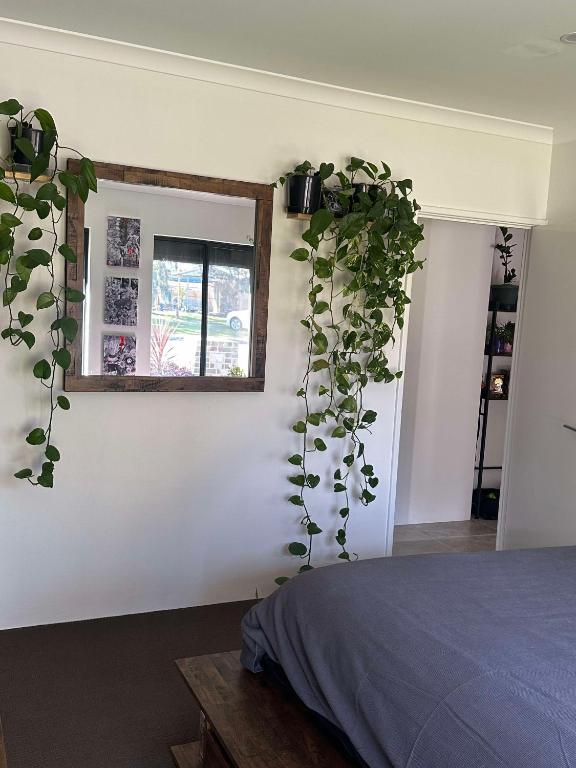 Postel nebo postele na pokoji v ubytování Master bedroom Beechboro
