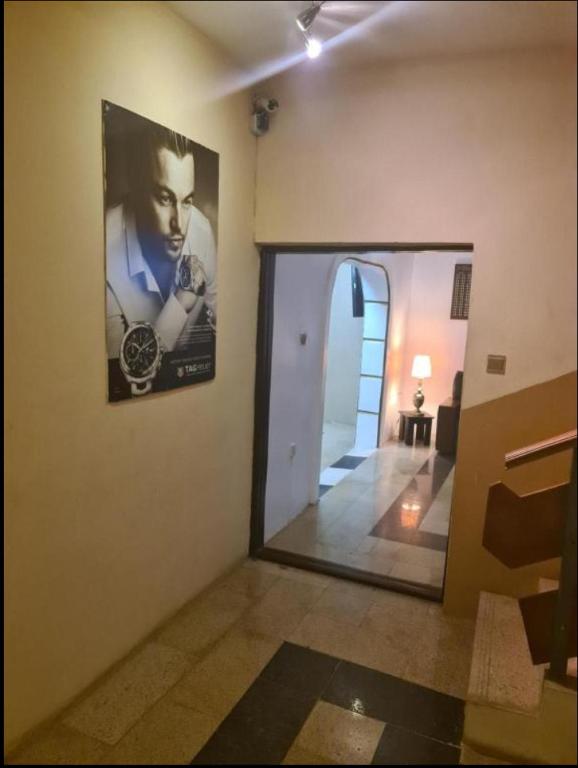 Ijebu OdePALAIS ROYALE HOTEL & SUITEs的一间设有镜子和墙上照片的房间
