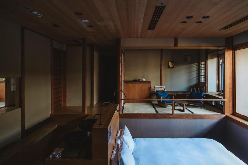 京都市にあるそわか Sowakaのベッドルーム1室(ベッド1台、テーブル、椅子付)