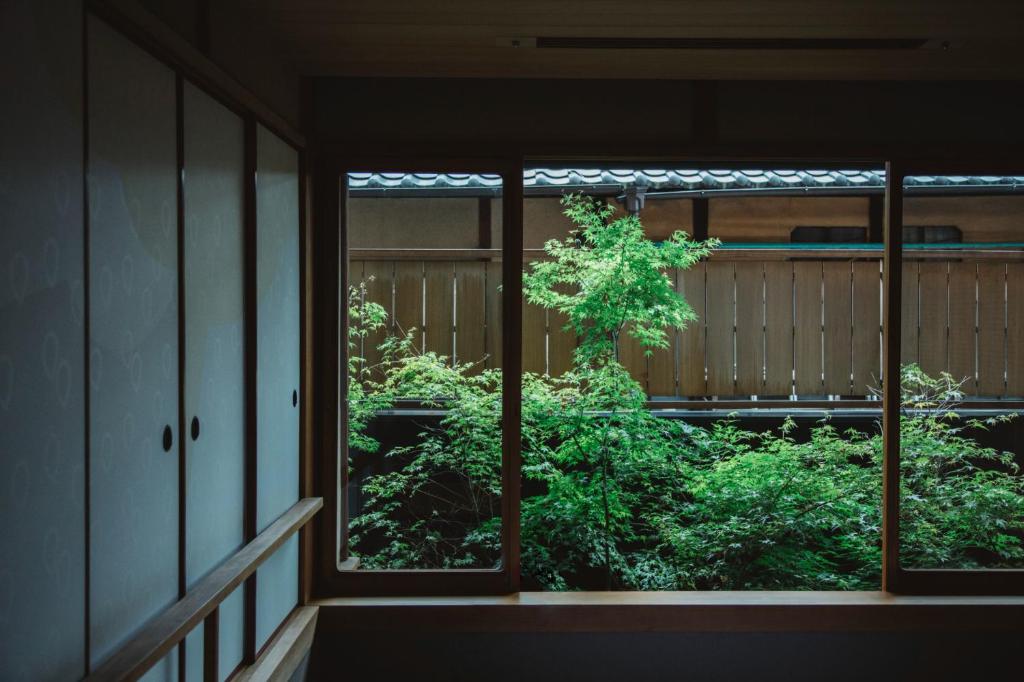 京都市にあるそわか Sowakaの窓から庭園の景色を望めます。