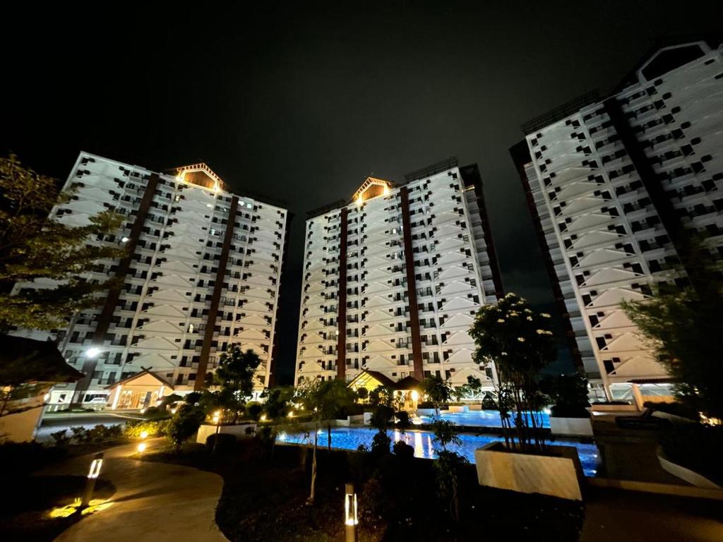 Bazén v ubytování Royal Oceancrest Mactan - Resort type Condominium Unit 0215B nebo v jeho okolí
