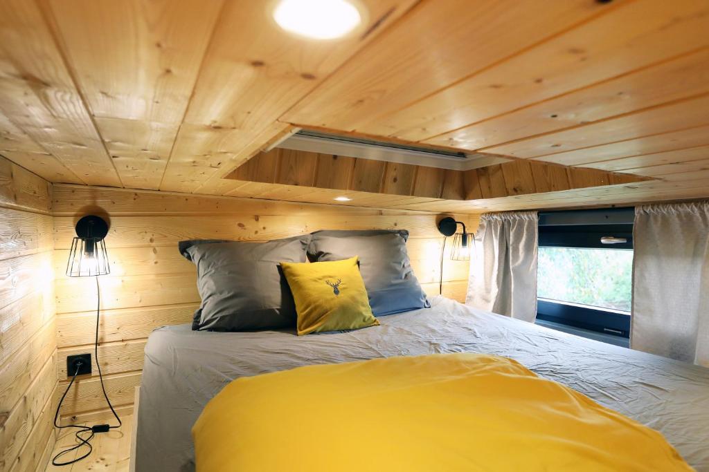 a bedroom with a bed in a tiny house at Chez Mado in Frémifontaine