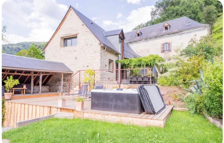 a large house with a pool in the yard at Villa de Lurp panorama spa 12 pers in Saint-Pastous